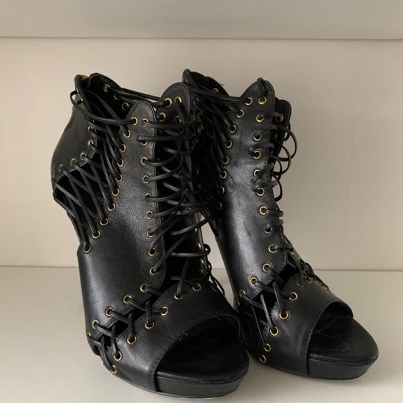 Black booties with cutout Strapped detail - Picture 3 of 3